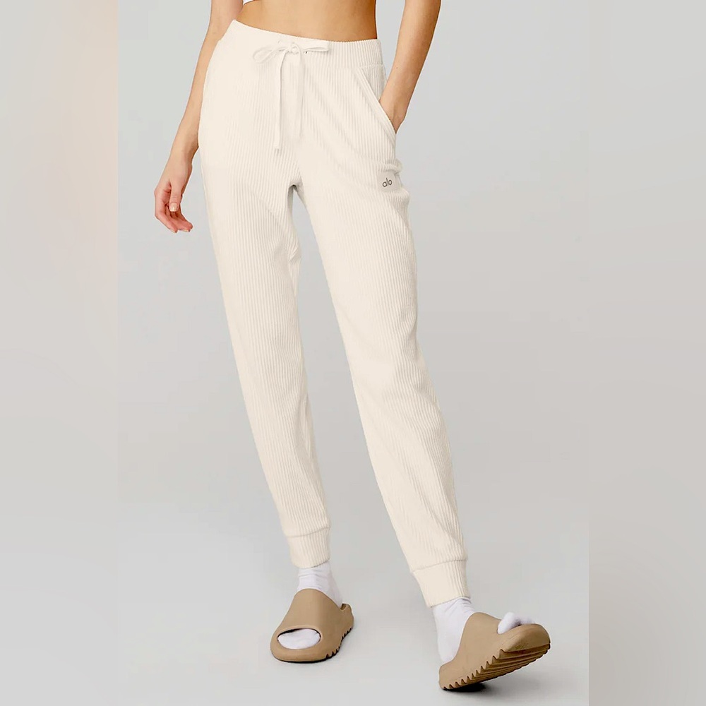 Brand New Alo Muse Joggers Ivory small